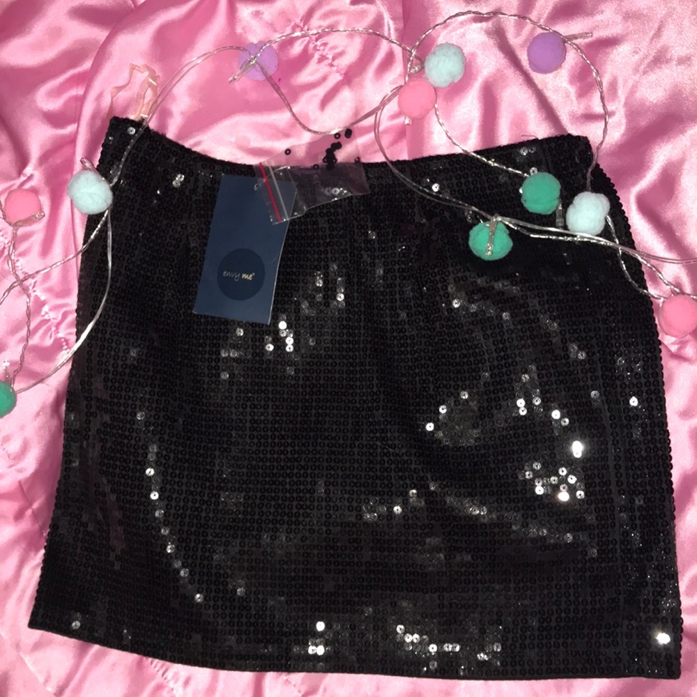 Black shiny skirt 🦋🖤